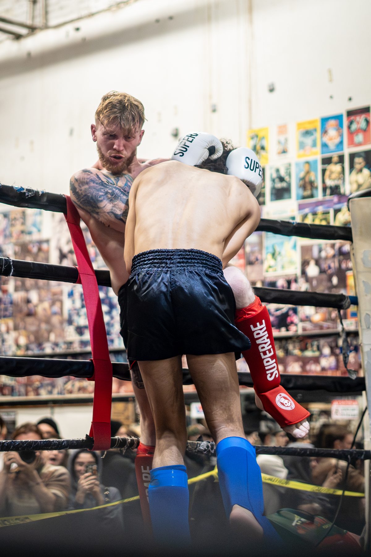 A knee thrown in the clinch on a club card
