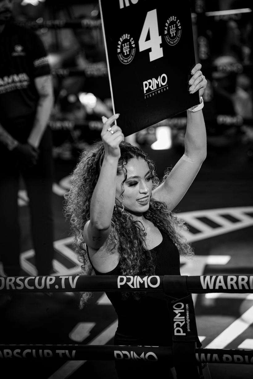 Ring card holder lifting the round four sign