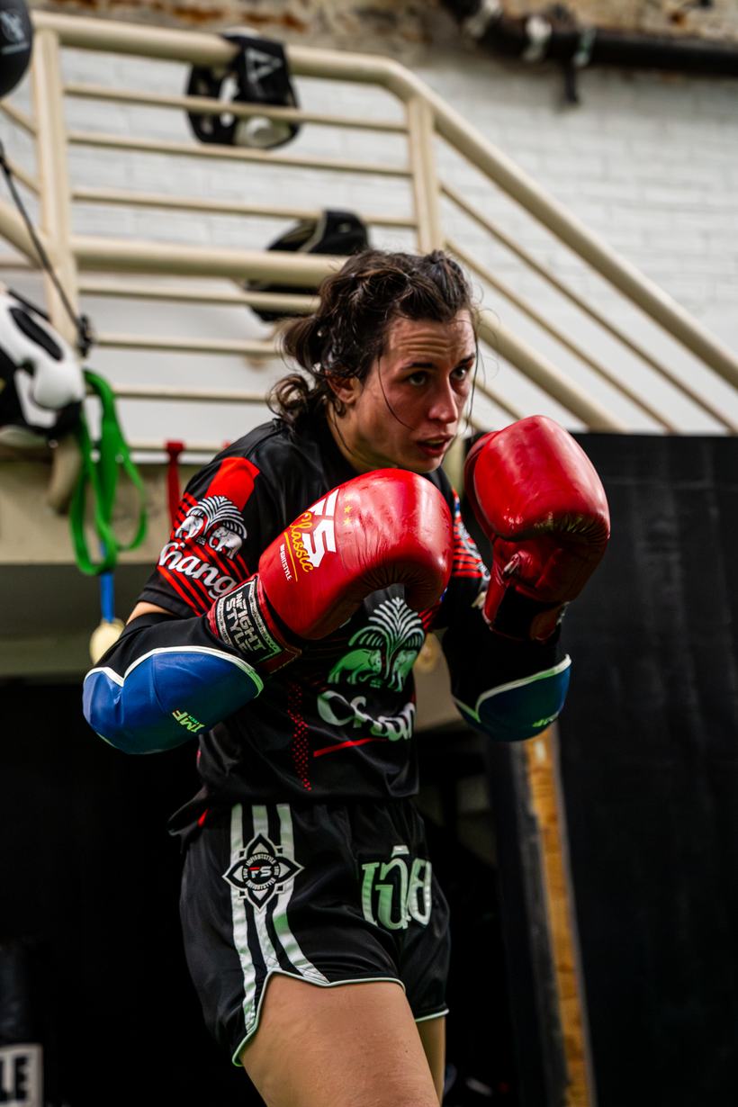 Fighter set behind a high guard mid round